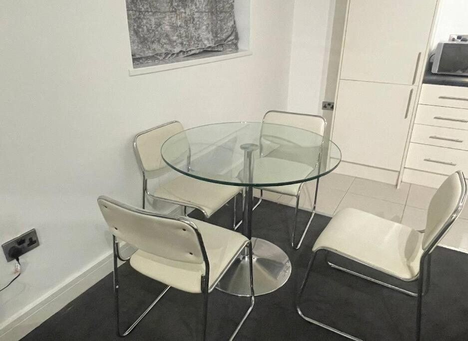 דירות מנצ'סטר Modern 2-Bed Flat In Salford מראה חיצוני תמונה